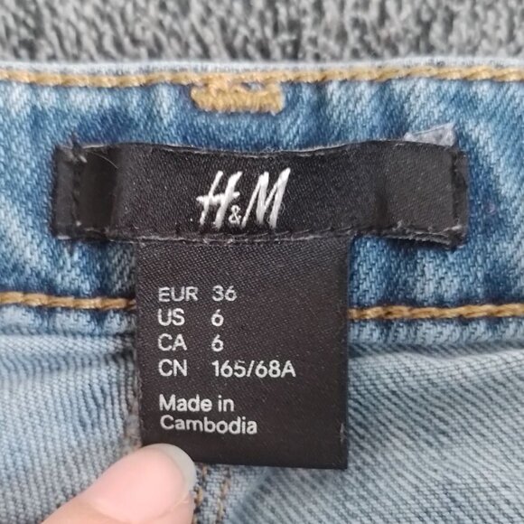 🎀 High-Waisted Denim Shorts 🎀 - Picture 4 of 5